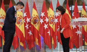 El presidente del Ejecutivo, Pedro Sánchez y la presidenta de la Comunidad de Madrid, Isabel Díaz Ayuso, se despiden después de ofrecer una rueda de prensa tras su reunión en la sede de la Presidencia regional, en la Puerta del Sol. E.P./J. Hellín. POOL