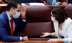 La presidenta madrileña, Isabel Díaz Ayuso, conversa con el vicepresidente madrileño, Ignacio Aguado. - EFE