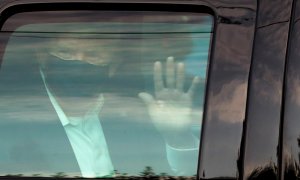 Donald Trump saluda a sus seguidores desde el coche | Reuters