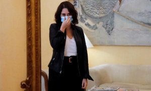 La presidenta de la Comunidad de Madrid, Isabel Díaz Ayuso, durante la reunión que ha mantenido con la presidenta de la Asociación de Vendedores de Prensa de la Comunidad de Madrid, VAP-AVECOMA,Remedios Garrido García, con motivo de la conmemoración del D