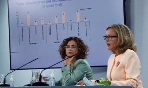 María Jesús Montero, junto a la vicepresidenta tercera del Ejecutivo y ministra de Asuntos Económicos y Transformación Digital, Nadia Calviño. - EFE