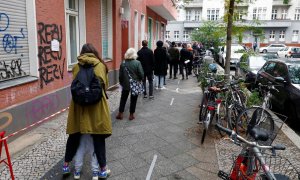 Una cola de residentes en Berlin aguarda su turno para asistir al centro médico.- REUTERS