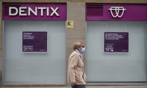 Una mujer paseas enfrente de una clínica Dentix en Pamplona. E.P./Eduardo Sanz