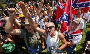 Partidarios de Trump (y del Ku Klux Klan) gritan a manifestantes opositores durante un mitin en Columbia, Carolina del Sur.- REUTERS