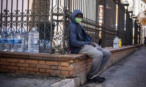 Una persona migrante de origen subsahariano espera en la Plaza de Toros de Melilla, donde está acogido junto a más de 600 personas por falta de espacio en el CETI.- JAIRO VARGAS