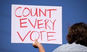 Un manifestante con un cartel que pide el contar todo los votos en Poway, California, EE. UU., El 4 de noviembre de 2020.