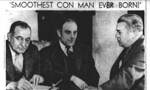 Victor Lustig (centro) interrogado tras su detención en 1935.