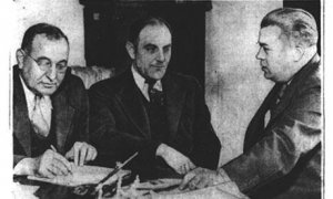 Victor Lustig (centro) interrogado tras su detención en 1935.