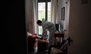 Un terapeuta atiende a una mujer en una residencia de Madrid.