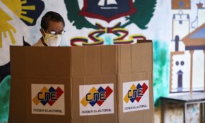 Un hombre emite su voto en Caracas, Venezuela