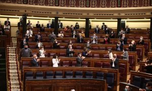 17/12/2020.- Varios miembros del PSOE aplauden a la diputada de su grupo María Luisa Carcedo tras su intervención en el debate de eutanasia. E. Parra/EUROPA PRESS