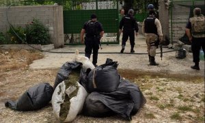 Policías albaneses, durante la operación llevada a cabo contra los narcos en la población de Lazarat.