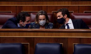 16/12/2020.- EL líder del PP, Pablo Casado (d), la portavoz, Cuca Gamarra y el secretario general, Teodoro García Egea, durante el pleno del Congreso ante el que presidente del Gobierno, Pedro Sánchez, comparece este miércoles a petición propia para infor