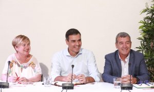 06/08/2019.- El secretario general del PSOE y presidente del Gobierno en funciones, Pedro Sánchez (2i) y la ex alta Comisionada del Gobierno frente al Reto Demográfico y secretaria de Función Pública del PSOE, Isaura Leal (1i), durante la reunión con orga