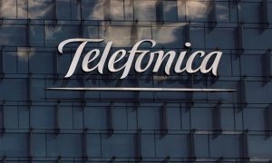 El logo de Telefónica en su sede en el barrio madrileño de Las Tablas, en la zona norte de  Madrid. REUTERS/Juan Medina