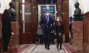 El presidente del Gobierno, Pedro Sánchez y la vicepresidenta y ministra de Asuntos Económicos y Digitalización, Nadia Calviño a su llegada a una sesión plenaria en el Congreso de los Diputados, en Madrid (España), a 16 de diciembre de 2020. El presidente