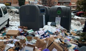 Contenedores llenos de basura en la Calle Santa Virgilia al frente del metro parque de Santa María (Madrid), este miércoles.