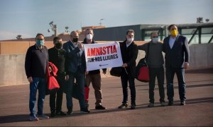 Los presos del procés sostienen una pancarta donde se lee "Amnistía. Hagámonos libres" a su salida de la cárcel de Lledoners, Barcelona.