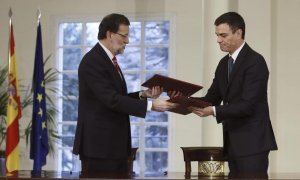 Mariano Rajoy y Pedro Sánchez, en el Palacio de la Moncloa, en la firma del pacto antiyihadista, en febrero de 2015. EFE