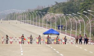 Varios soldados bloquear la carretera que conduce al Parlamento de Myanmar.