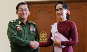 Fotografía de archivo de diciembre de 2015 de Aung San Suu Kyi y el jefe de las Fuerzas Armadas de Myanmar, Min Aung Hlaing.