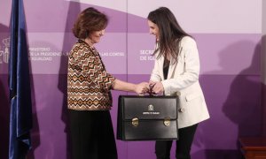 La vicepresidenta primera, Carmen Calvo, entrega la cartera de Igualdad a la nueva ministra, Irene Montero.