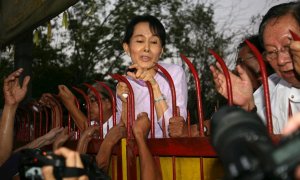 Fotografía de archivo de Aung San Suu Kyi de noviembre de 2010 rodeada de seguidores en la entrada de su domicilio en Rangún.