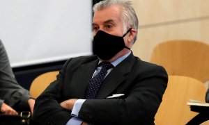 El extesorero del PP Luis Bárcenas sentado en el banquillo de los acusados durante la primera sesión del juicio por el pago de las obras de la sede del partido con la supuesta cja B, en la Audiencia Nacional en San Fernando de Henares. EFE/Juan Carlos Hid