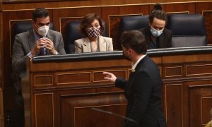 03/12/2020.- El portavoz parlamentario de ERC, Gabriel Rufián, el presidente del Gobierno, Pedro Sánchez, la vicepresidenta primera del Gobierno, Carmen Calvo, y el vicepresidente segundo, Pablo Iglesias, tras la aprobación de los Presupuestos Generales d