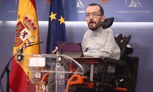 04/02/2021.- El portavoz parlamentario de Unidas Podemos, Pablo Echenique, interviene en una rueda de prensa convocada en el Congreso de los Diputados. E. Parra. POOL / Europa Press