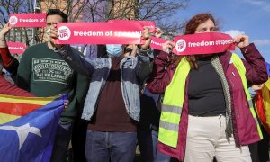 Protestan contra la detención del rapero español Pablo Hasél, frente a instituciones europeas en Bruselas, Bélgica, el 23 de febrero de 2021.