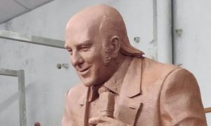 Bromas con una escultura de dos metros en homenaje a Chiquito en Málaga: "No tan Chiquito de la Calzada"