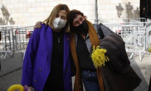 La expresidenta del Parlament Carme Forcadell y la exconsellera Dolors Bassa, durante un acto electoral sobre feminismo en la plaza Sant Jaume de Barcelona, Catalunya (España) a 3 de febrero de 2021.