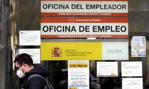 Un hombre pasa por la puerta de una oficina de empleo, SEPE (antiguo INEM) horas después de conocer los datos del paro de noviembre, en Madrid (España), a 2 de diciembre de 2020.