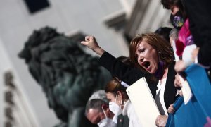 17/03/2021.- La presidenta de la Federación Plataforma Trans, Mar Cambrollé, levanta el brazo en una rueda de prensa de colectivos trans tras registrar una ley en el Congreso de los Diputados, en Madrid, (España). Eduardo Parra / Europa Press