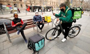 Un grupo de repartidores en Barcelona.