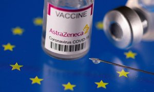 Imagen de un vial de la vacuna de AstraZeneca sobre la bandera de la Unión Europea.