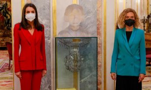12/04/2021.- La reina Letizia (i) y la presidenta del Congreso, Meritxell Batet (d) posan junto a un busto de Clara Campoamor durante el homenaje en su honor celebrado en el Congreso.