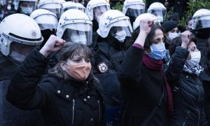 Manifestantes en una protesta en contra de la retirada de la Convención de Estambul el pasado 26 de marzo, en Estambul. - Alba Cambeiro