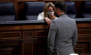 La vicepresidenta tercera y ministra de Trabajo, Yolanda Díaz, conversa con el portavoz de ERC Gabriel Rufián durante la nueva sesión de control al Gobierno de este miércoles en el Congreso de los Diputados.