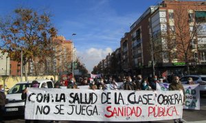 Imagen de una de las manifestaciones que realizan los vecinos del barrio madrileño de Carabanchel para pedir más inversión para la sanidad pública.
