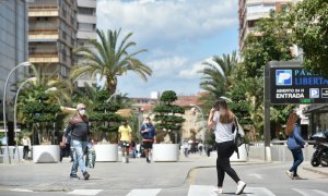 Varias personas caminan por una céntrica calle de Murcia, a 27 de abril de 2021, en Murcia.