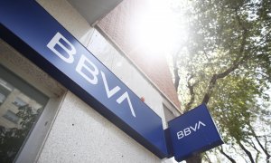 19/07/2019. Imagen de archivo del nuevo logo del BBVA en una oficina del banco, en Madrid. - Europa Press