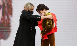 La presidenta de la Comunidad de Madrid, Isabel Díaz Ayuso, hace entrega de la Gran Cruz de la Orden del Dos de Mayo al músico Nacho Cano (i) durante al acto de entrega de Medallas de la Comunidad de Madrid y Condecoraciones de la Orden del Dos de Mayo, q