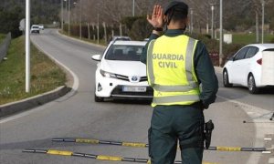 6 de marzo de 2021.-Un agente de la Guardia Civil durante un control rutinario de carretera en la zona de Magaluf (Calvià) en Palma de Mallorca (España), a 6 de marzo de 2021.