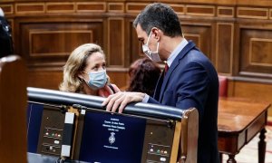 El presidente del Gobierno, Pedro Sánchez, charla con su vicepresidenta económica, Nadia Calviño, en el Congreso.