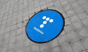 El nuevo logo de Telefónica, en una tapa en el suelo cerca de su sede en la zona norte de Madrid. E.P.