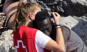 La voluntaria de Cruz Roja que consoló a un migrante en Ceuta cierra sus redes ante la oleada de insultos racistas y xenófobos