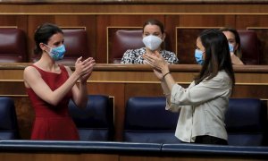 Las ministras de Igualdad, Irene Montero, y de Derechos Sociales, Ione Belarra, en el Congreso.