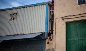 Tres niños marroquíes llegados a Ceuta durante los últimos días escapan de la nave del Tarajal donde llevan días hacinados por falta de otros espacios.